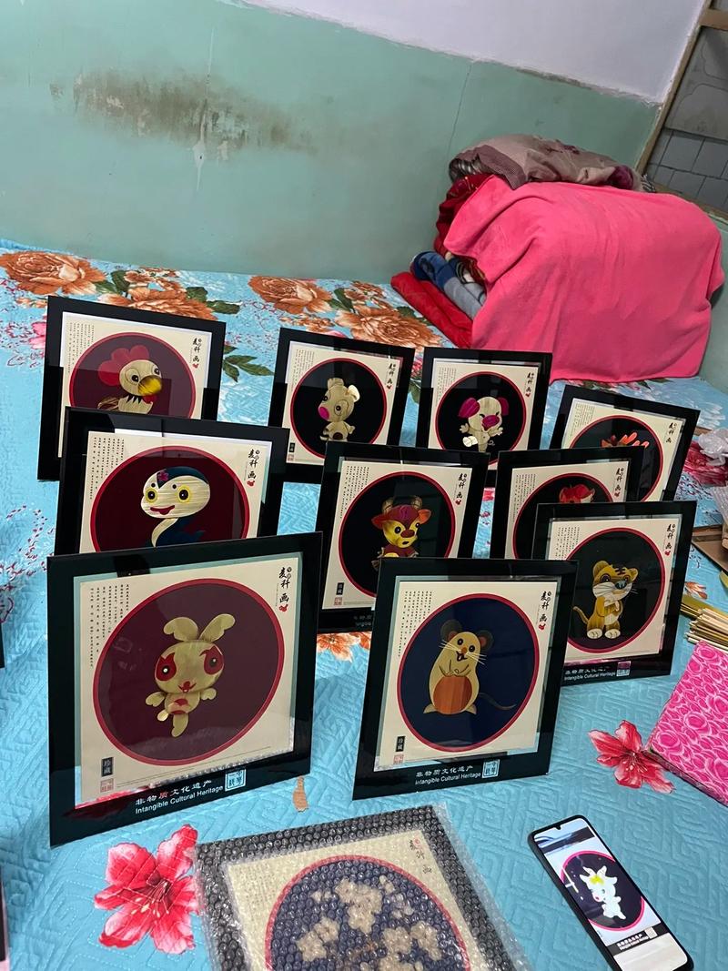 麥秸畫又稱麥稈畫,麥草畫,是一種歷史悠久的傳統(tǒng)工藝美術(shù)品,始